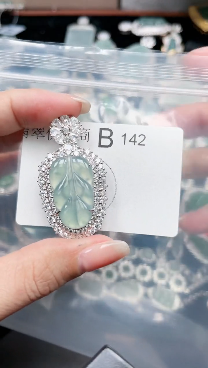 【闪购商品】翡翠颈饰未镶嵌赠皮绳142