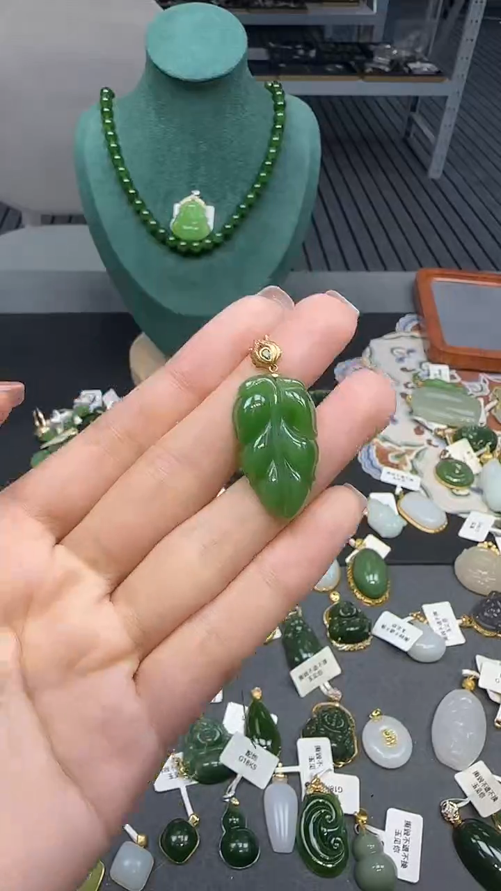 18K金镶嵌和田玉挂件 不含链