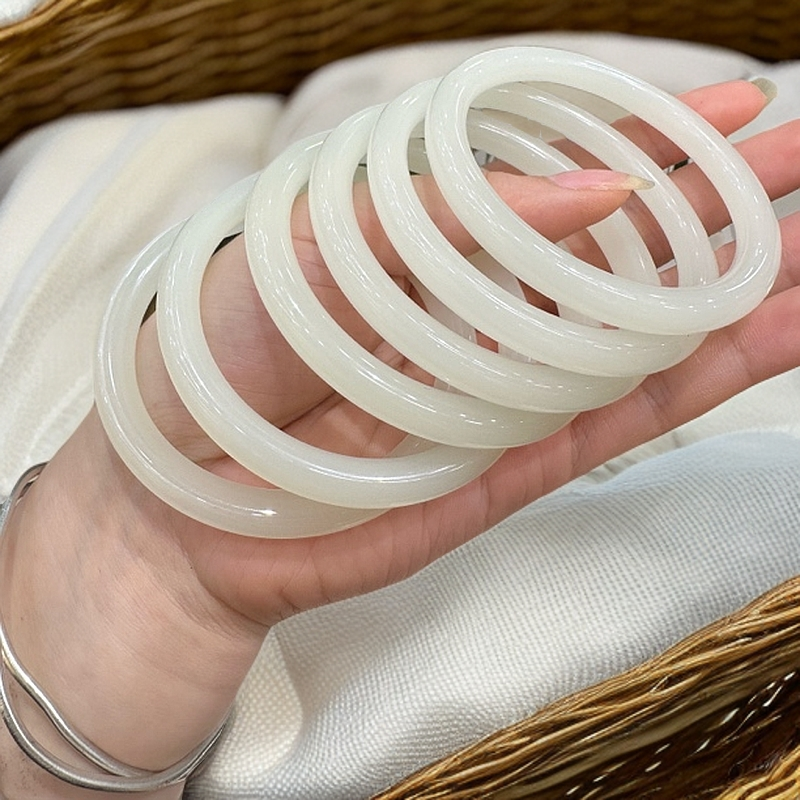 精美细腻暖白手镯多样性发一