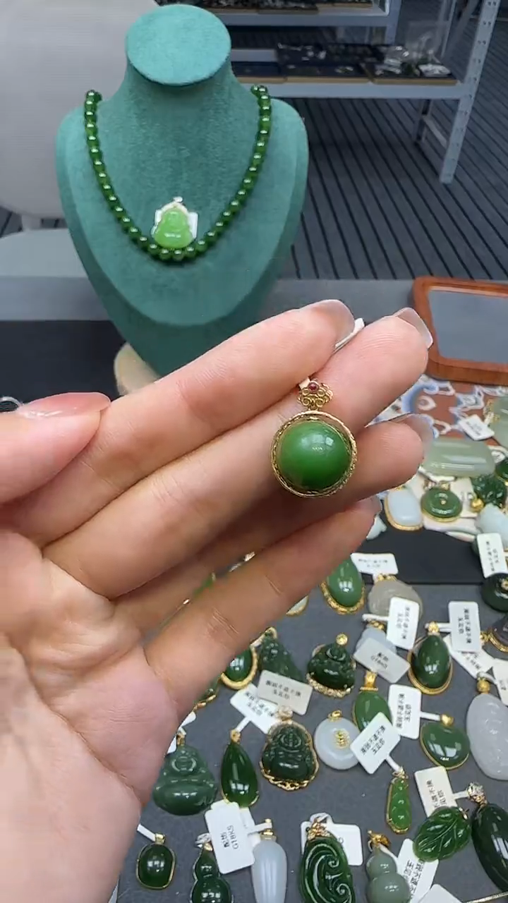 18K金镶嵌和田玉挂件1