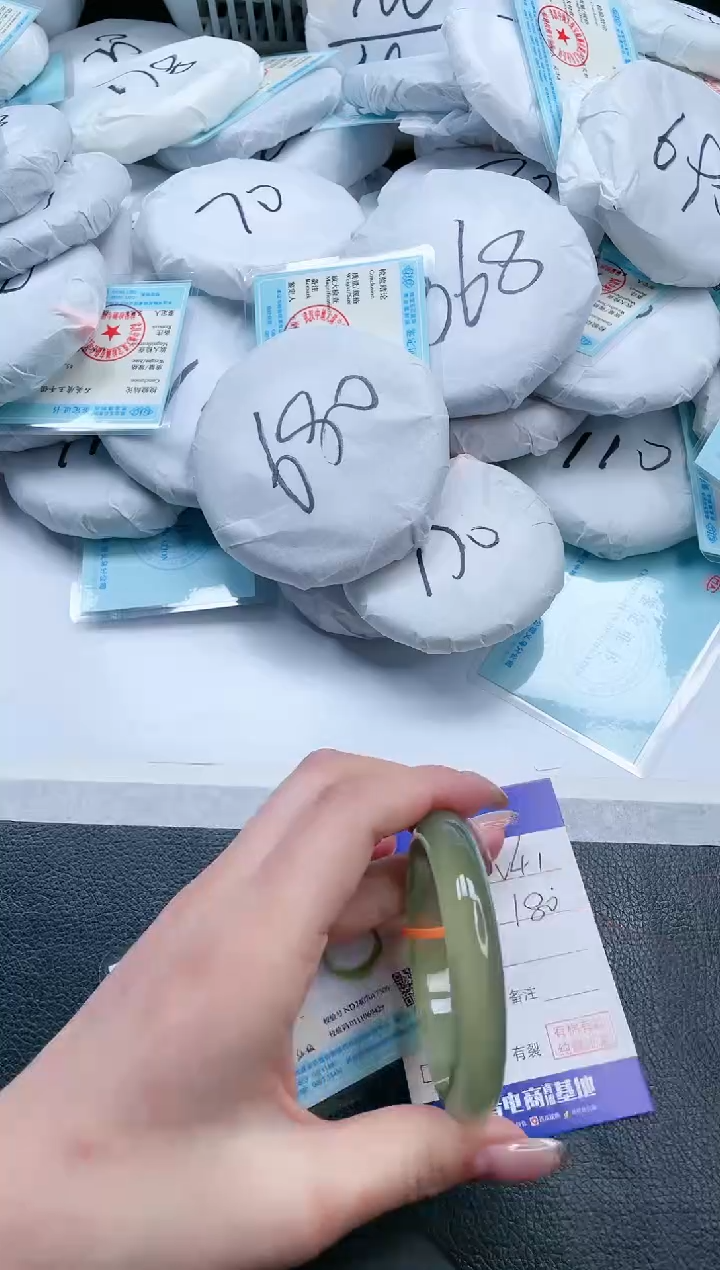 【闪购商品】石英质玉手镯未镶嵌17V41-52
