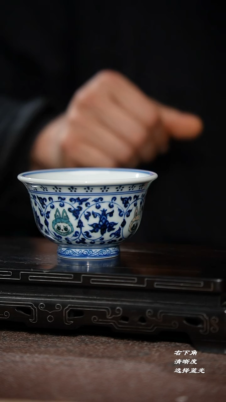 63-1釉下五彩缠枝莲拉布布压手杯