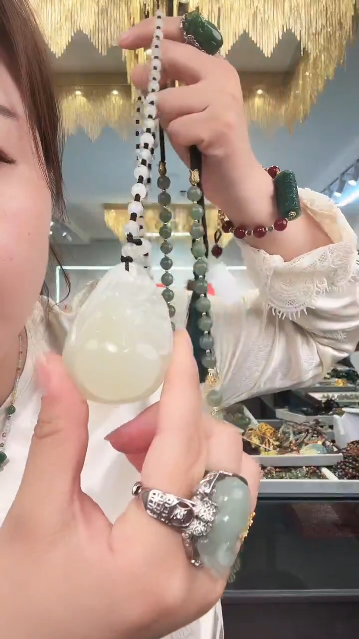 岫玉未镶嵌颈饰吊坠