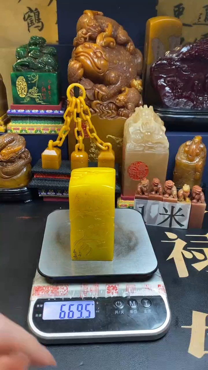 【闪购商品】寿山石印石鸡油黄博弈雕