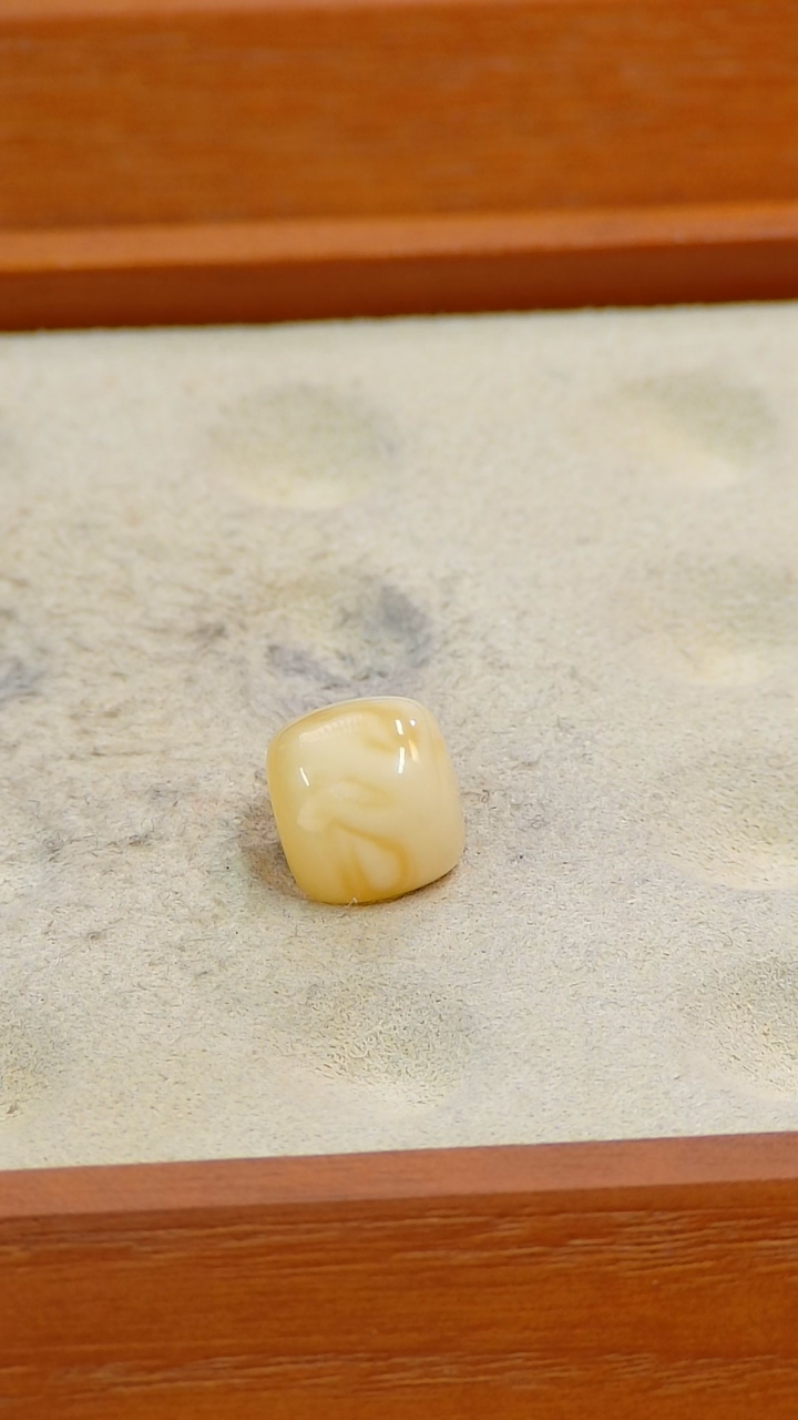 【闪购商品】蜜蜡裸石未镶嵌俄料微瑕11*9.9MM0.843克