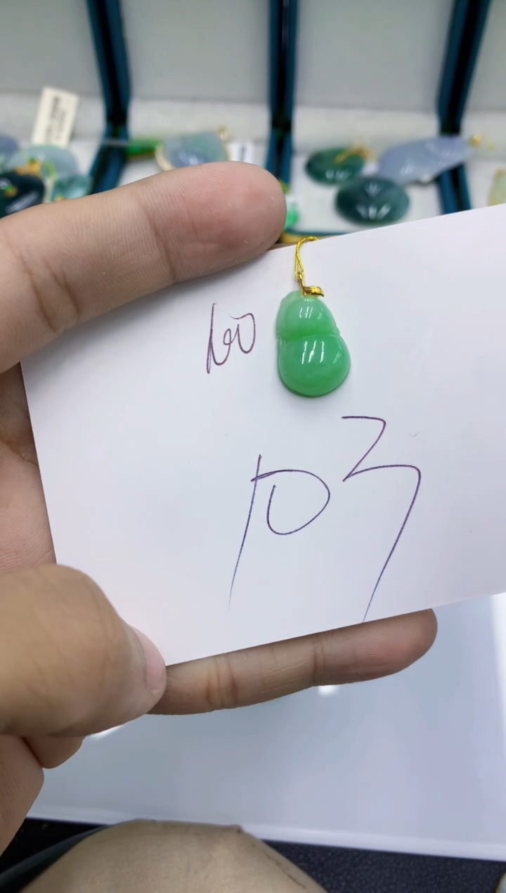 颈饰18K金镶嵌翡翠琴**欢翡翠