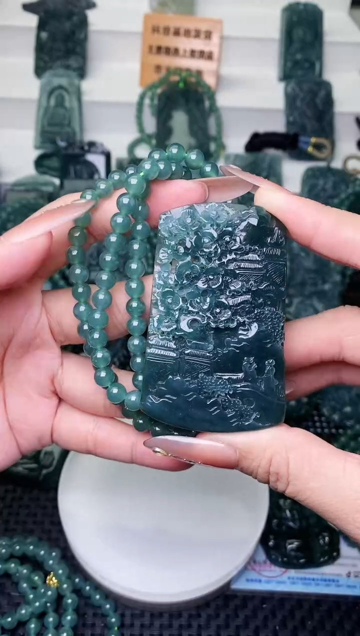 颈饰未镶嵌翡翠 