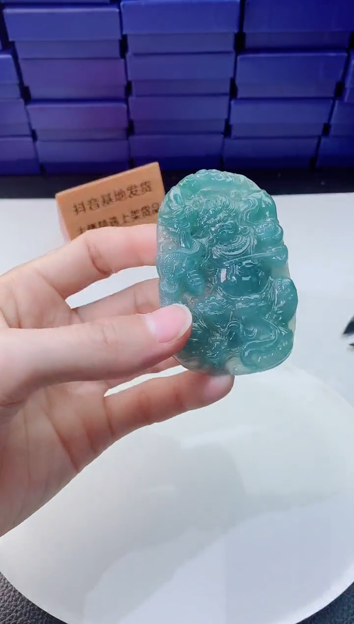 翡翠未镶嵌颈饰         