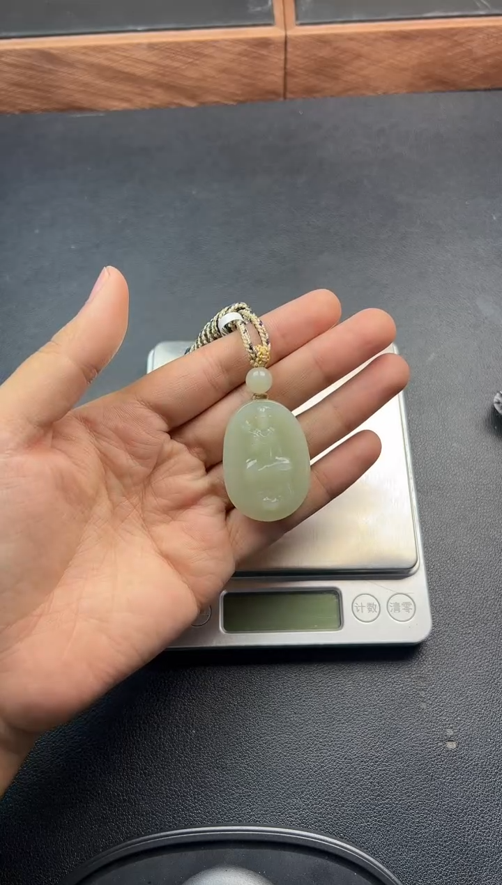 吊坠(赠链)未镶嵌和田玉且末微色差迪克兰一细吊坠