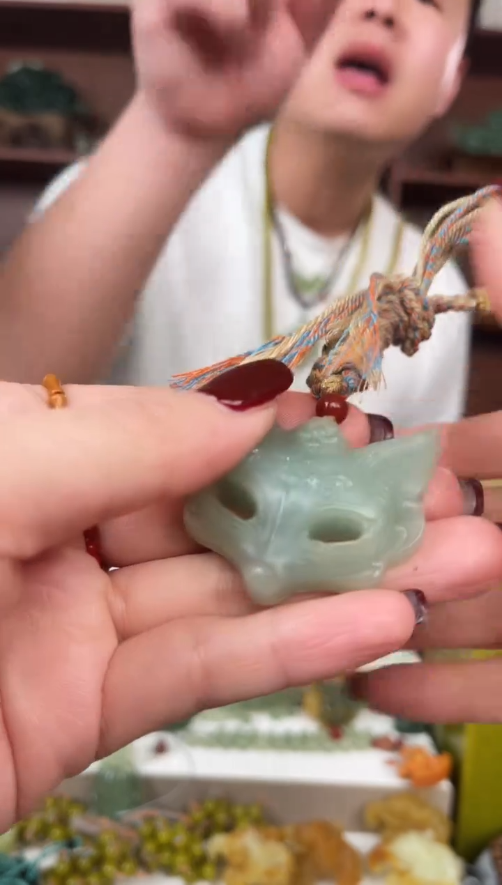 未镶嵌蛇纹石玉颈饰·