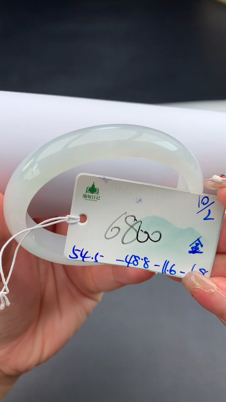 【闪购商品】翡翠手镯未镶嵌 #情人节#送礼，下单联系客服核对地址~