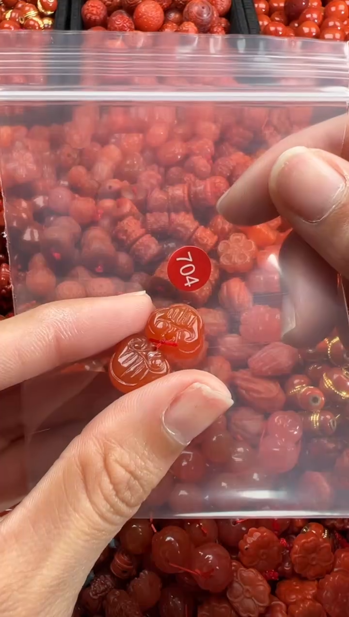 南红玛瑙未镶嵌颈饰1