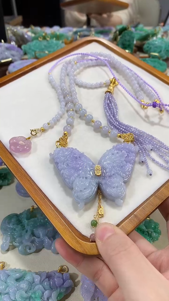 颈饰未镶嵌翡翠辰*儿吊坠