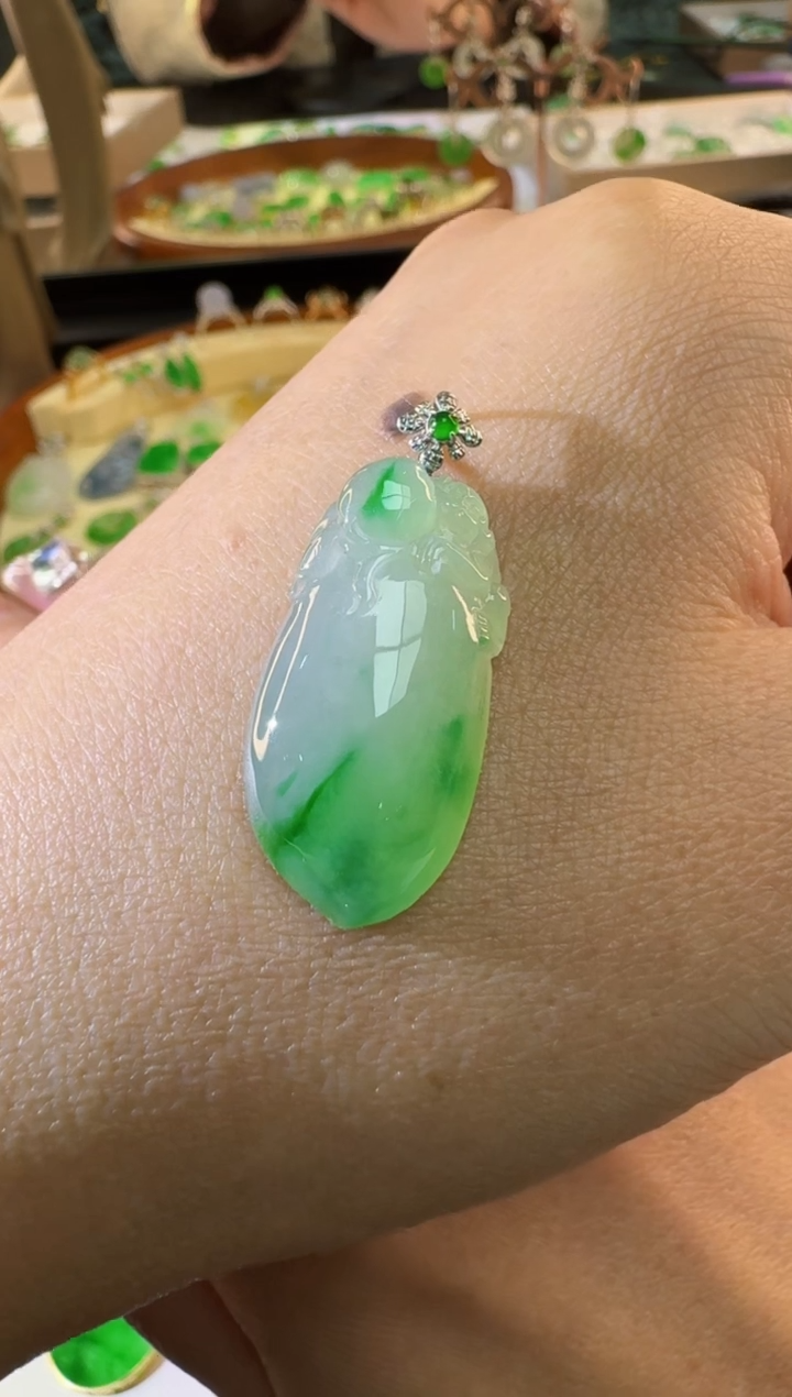 【闪购商品】翡翠颈饰18K金镶嵌缅甸A货翡翠吊坠