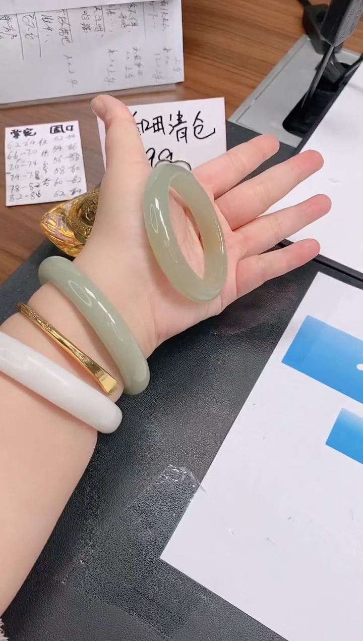 未镶嵌手镯石英质玉41/55-56