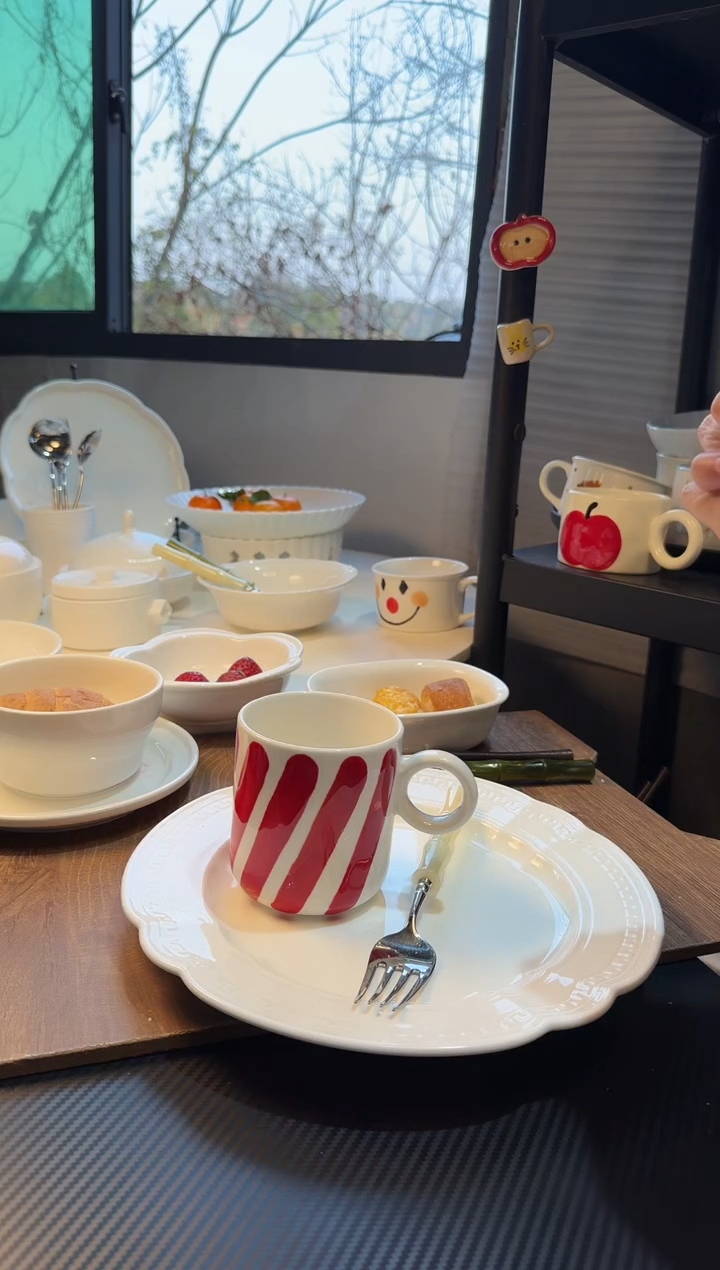 陶瓷红色条纹杯子