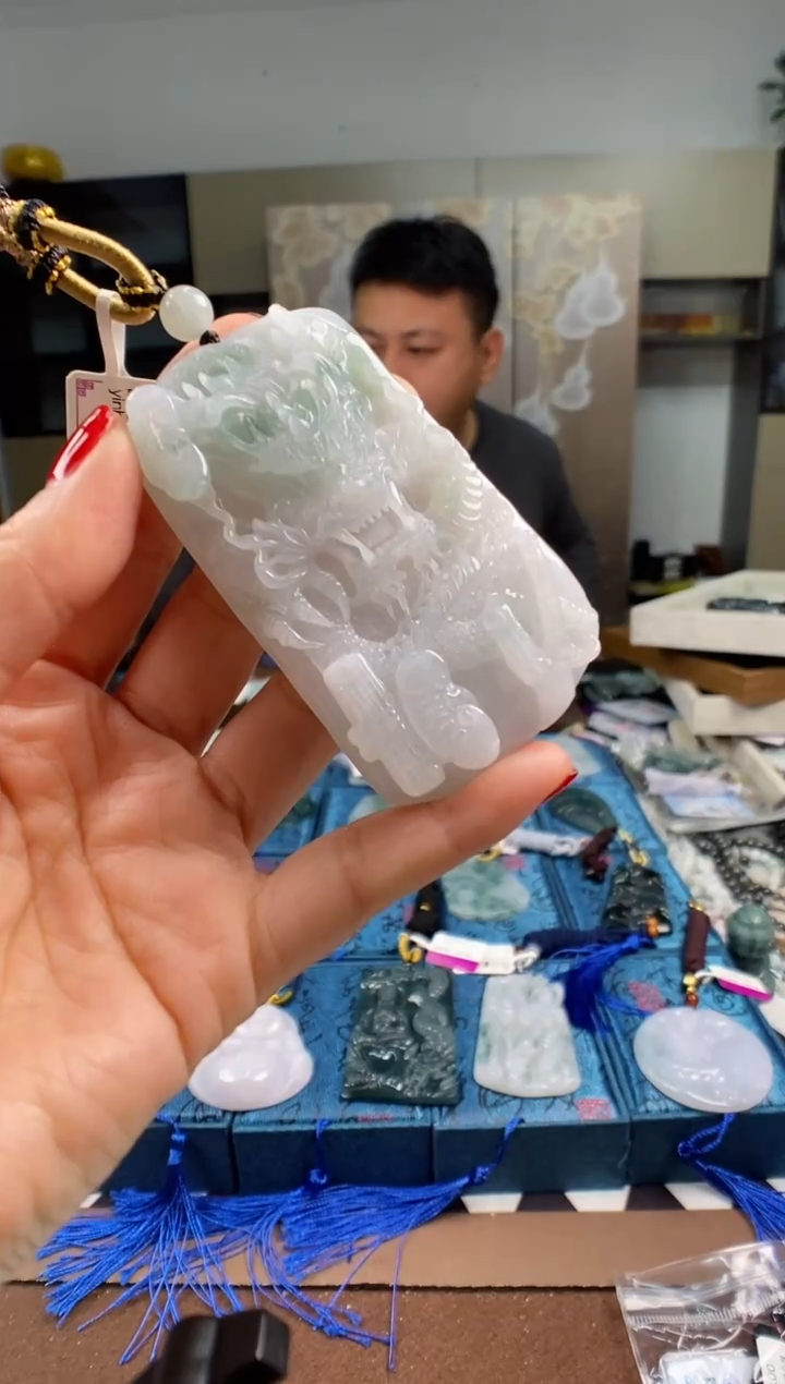 颈饰未镶嵌翡翠 多样性发其一