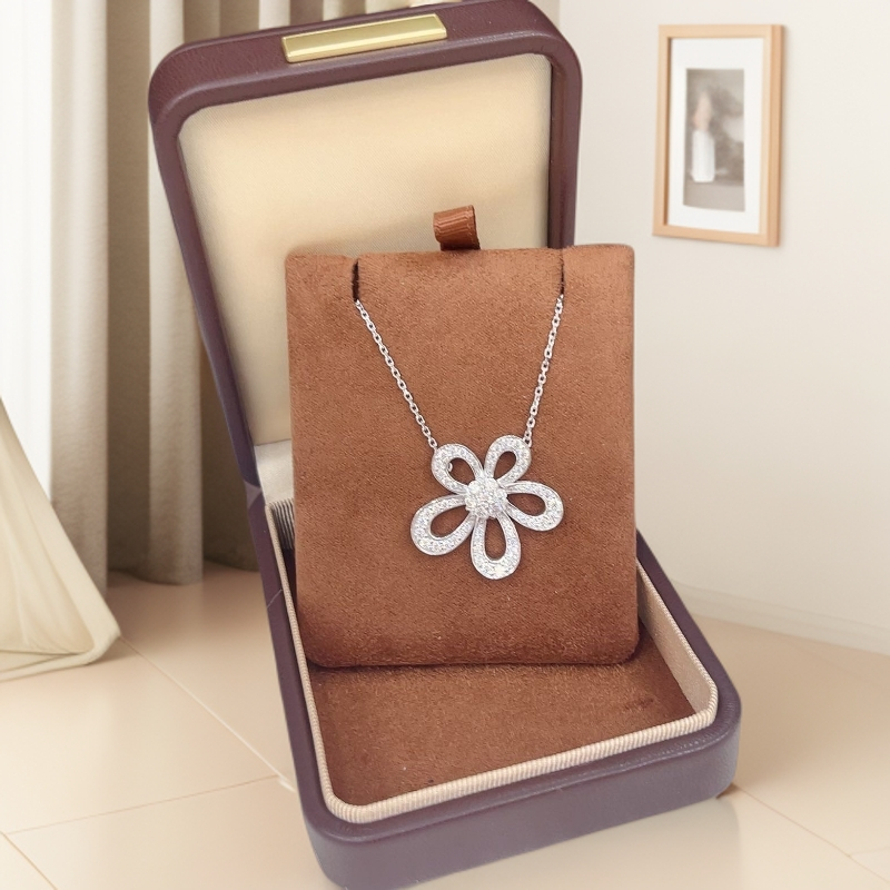 铂金Pt950五瓣大花镶莫桑大气优雅格桑花套链