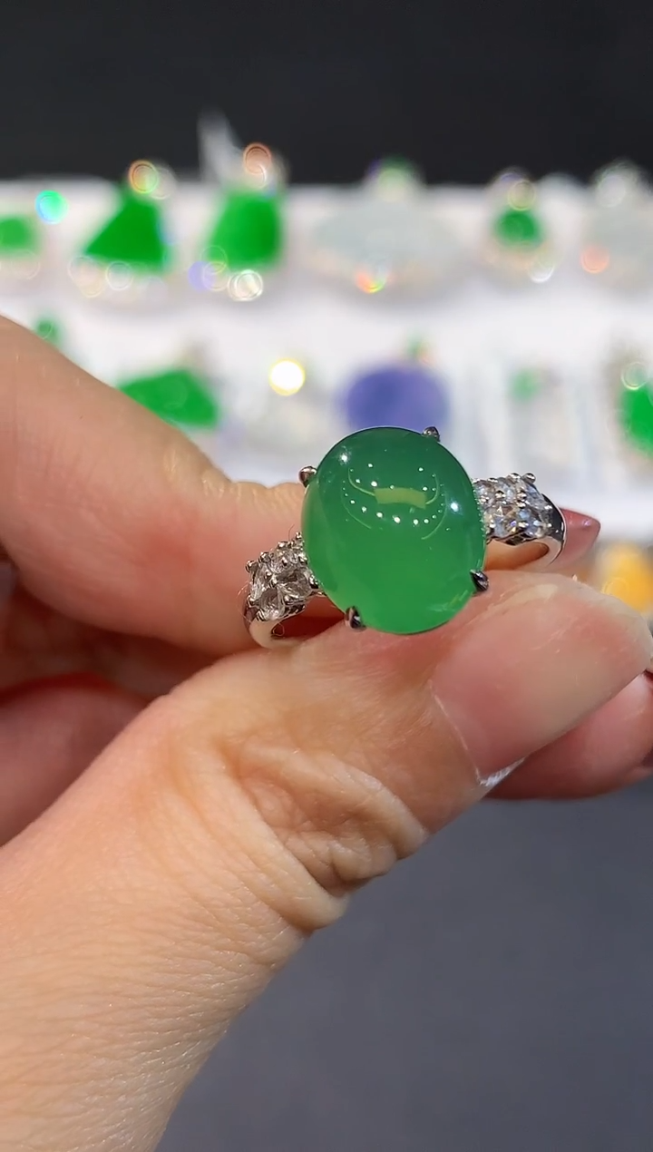 18K金镶嵌戒指翡翠莫*多样性发其一