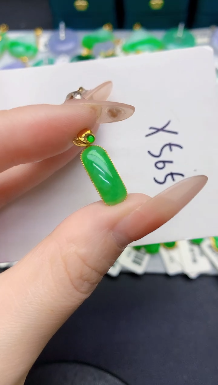 颈饰18K金镶嵌翡翠缅甸天然翡翠A货