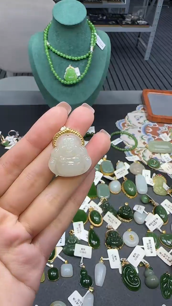 18K金镶嵌和田玉挂件1