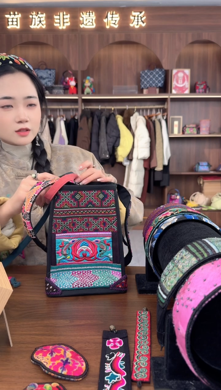 刺绣泥**士扶光苗绣传承L78