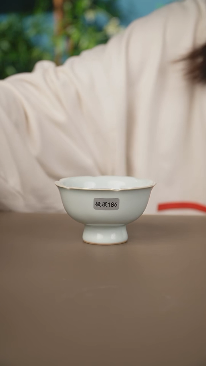 月白高足花口杯微暇       