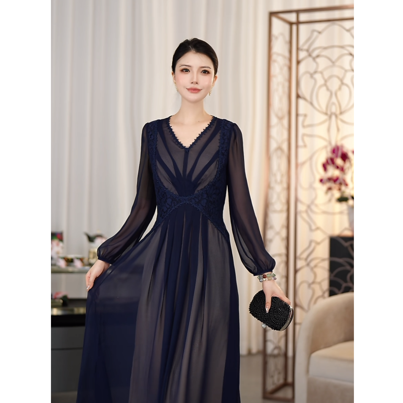 SUSSI古色丨“温婉恬静”法式精致V领深蓝手工收腰鱼骨线气质连衣裙