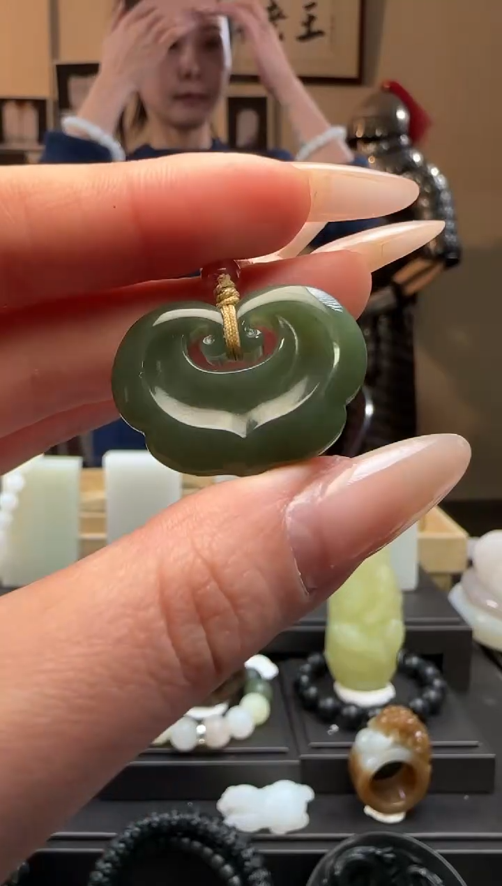 【闪购商品】和田玉青黄口如意锁未镶嵌吊坠