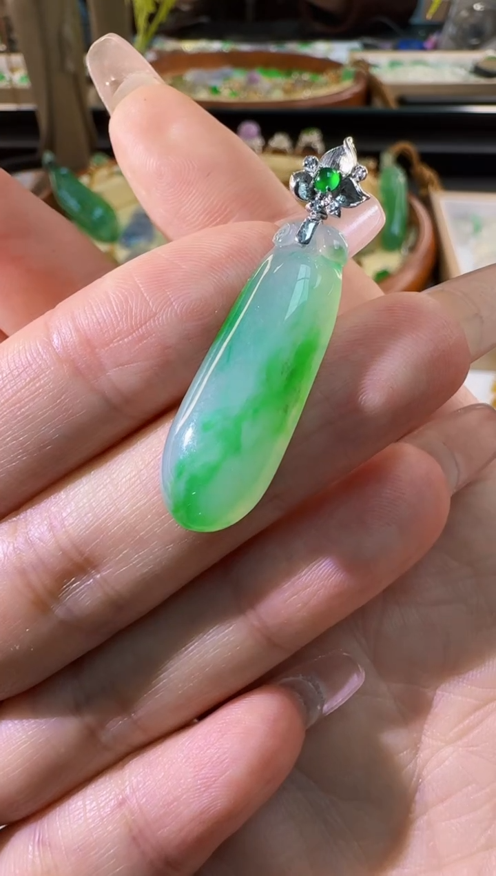 【闪购商品】翡翠颈饰18K金镶嵌缅甸A货翡翠吊坠