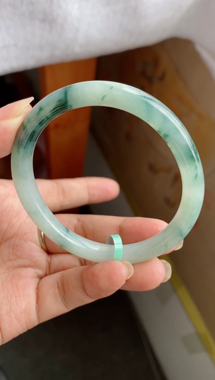 翡翠手镯未镶嵌（冰胶飘花）贵妃5号