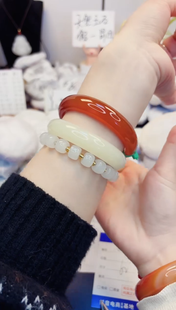 【闪购商品】石英质玉手镯未镶嵌30-玛瑙-圈口62