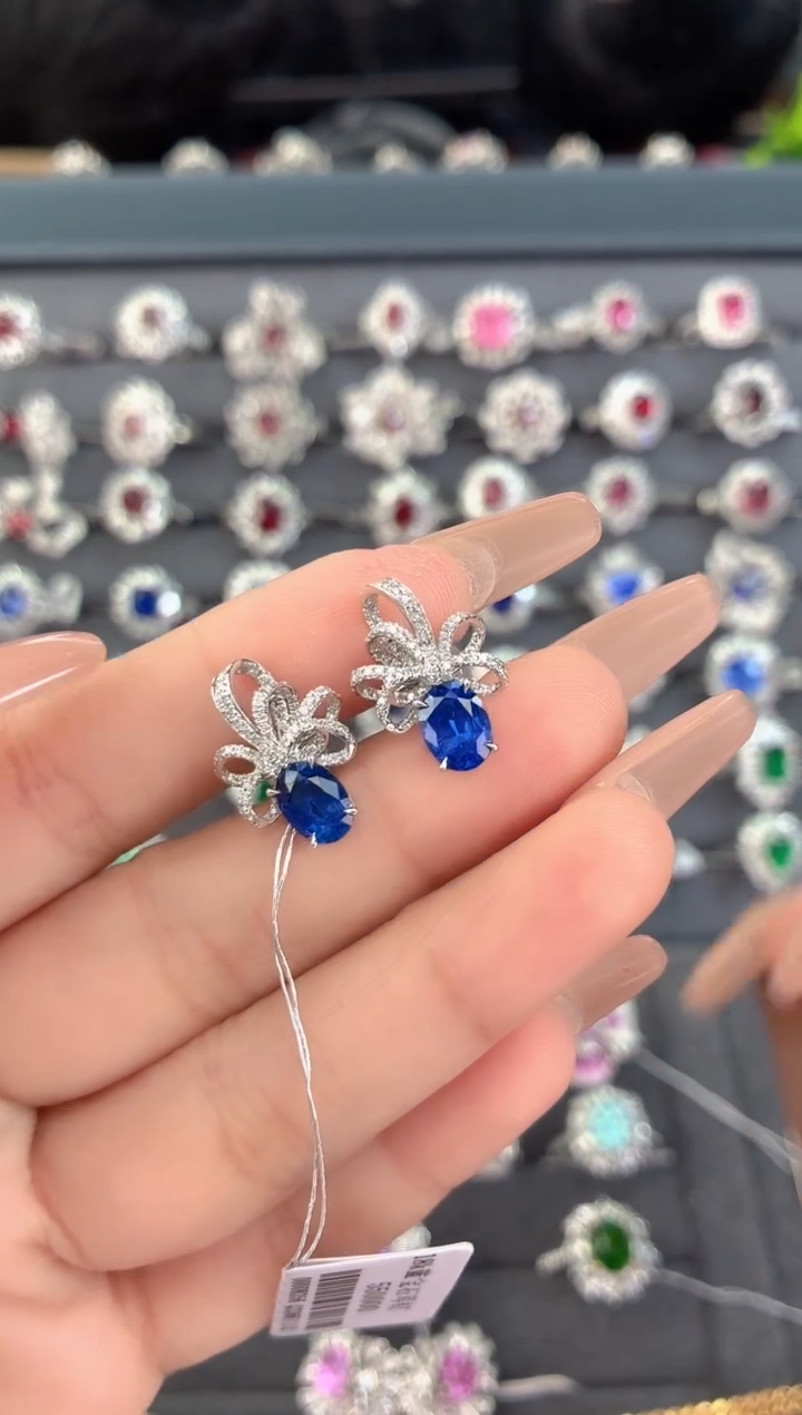 耳饰蓝宝石18K金镶嵌-2.3克拉