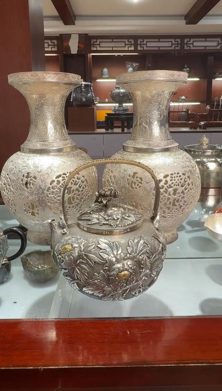 用****6足银精工手工大师鏨刻高浮雕牡丹熏色烧水壶1升