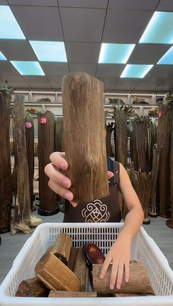 沉香碎屑沉香沉香原料摆件工艺品一百元以上带底座