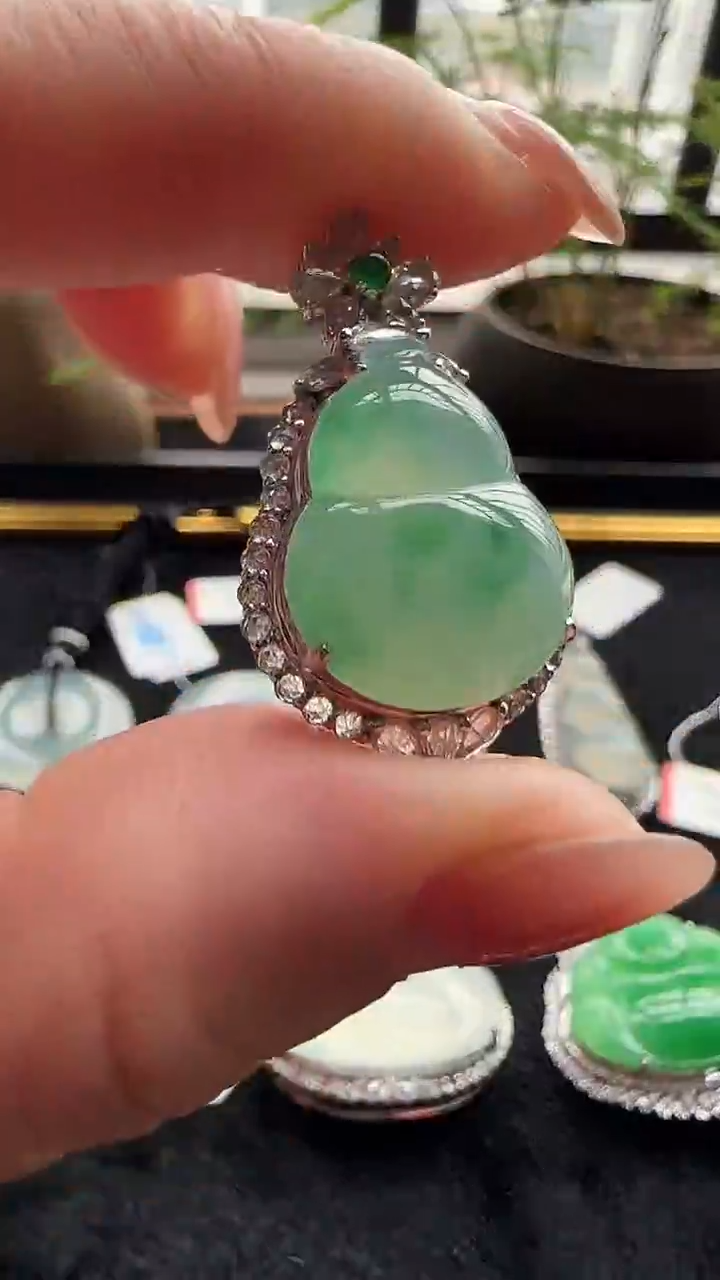 【闪购商品】翡翠吊坠(不含链)18K金镶嵌天然缅甸翡翠A冰飘绿花葫芦