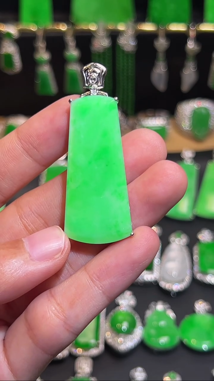 18K金镶嵌挂件翡翠吊坠