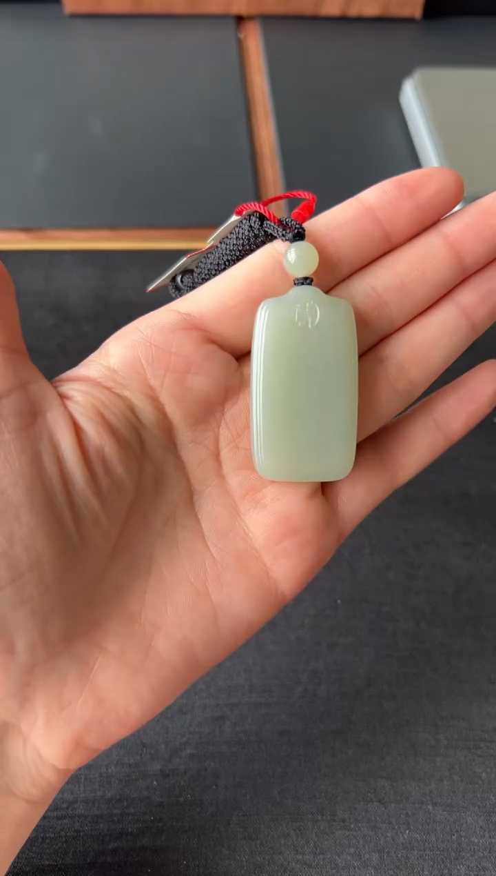 【闪购商品】和田玉吊坠(赠链)未镶嵌且末微色差近矿