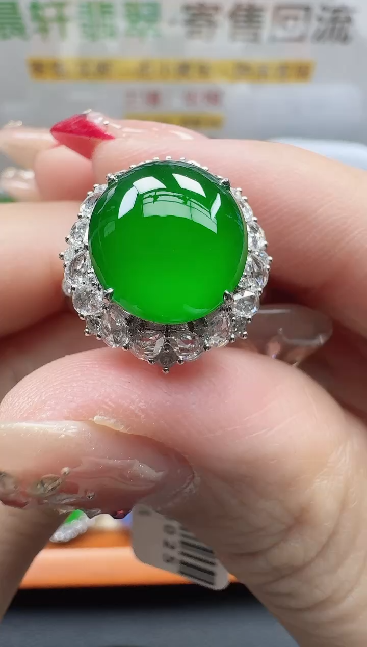 18K金镶嵌戒指翡翠把****喽寄售回流，24小时鉴赏期