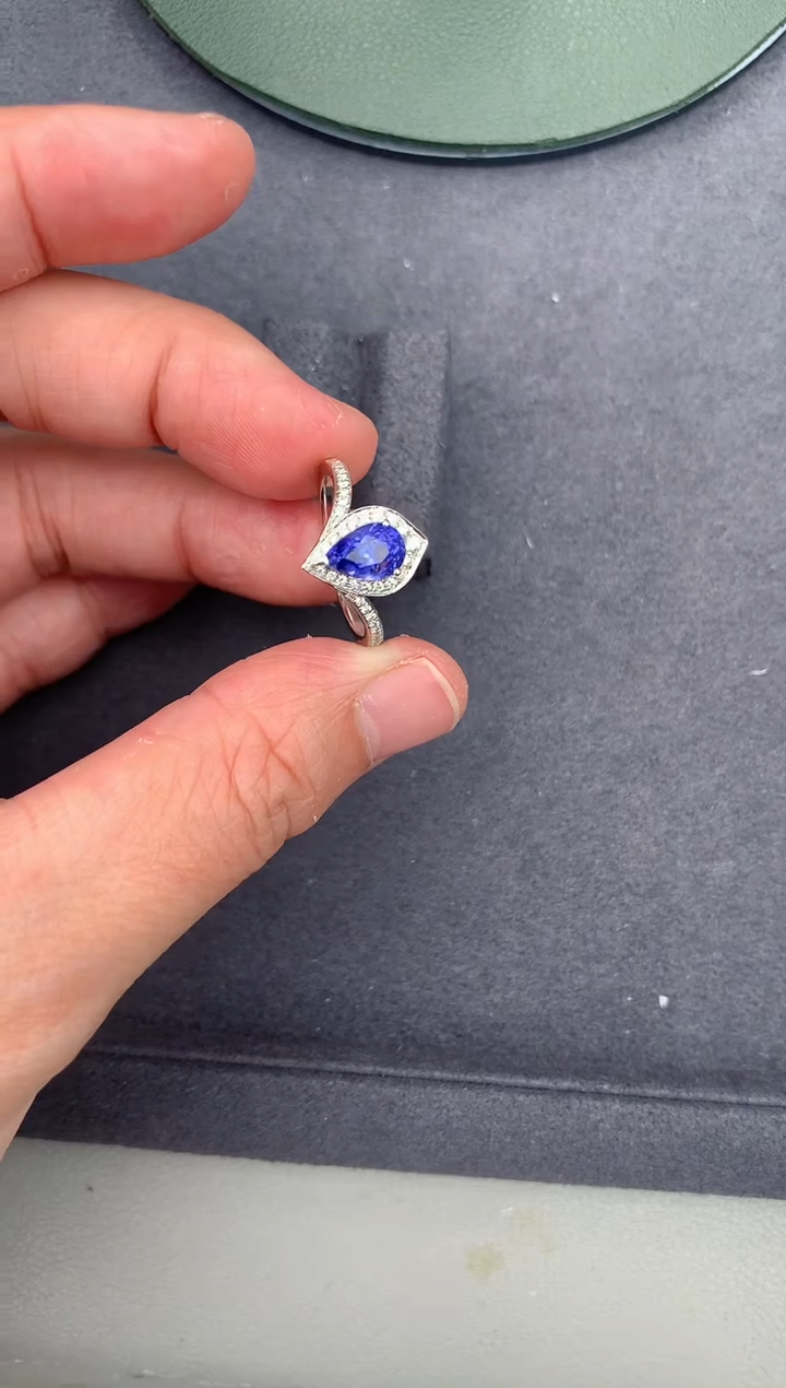 【闪购商品】彩色蓝宝石戒指18K金镶嵌1.5ct紫蓝宝戒指