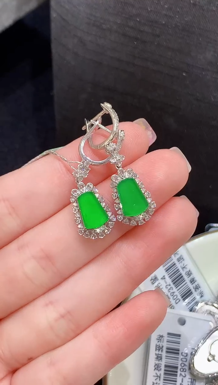 18K金镶嵌翡翠耳饰多样性发其一