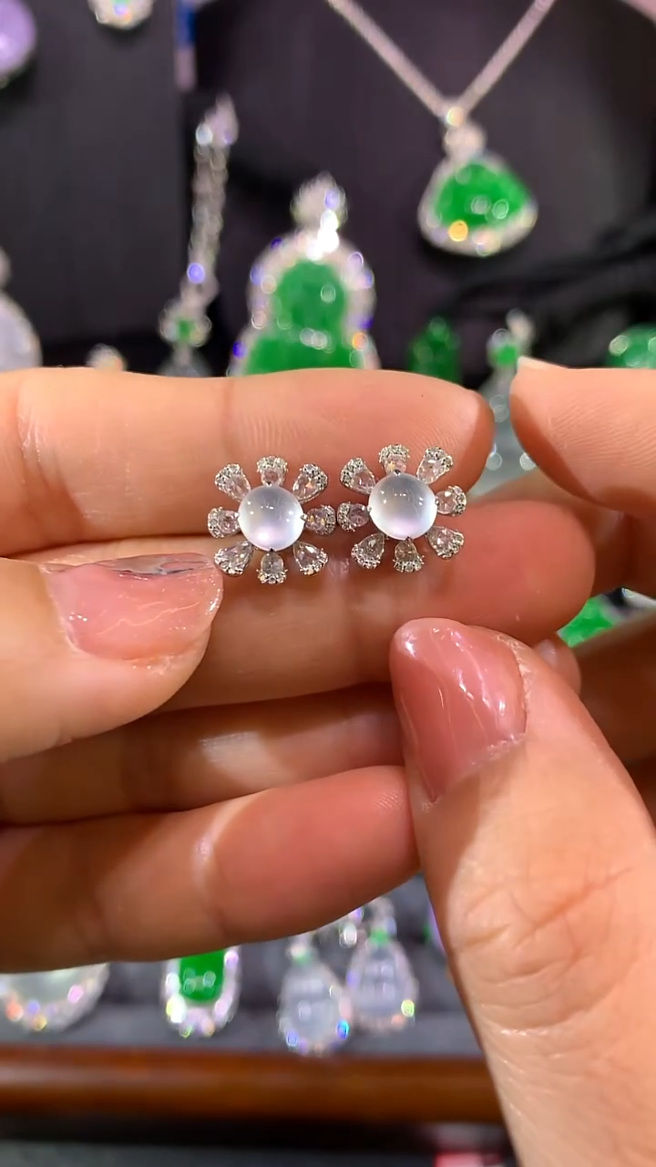 18K金镶嵌翡翠耳饰耳钉