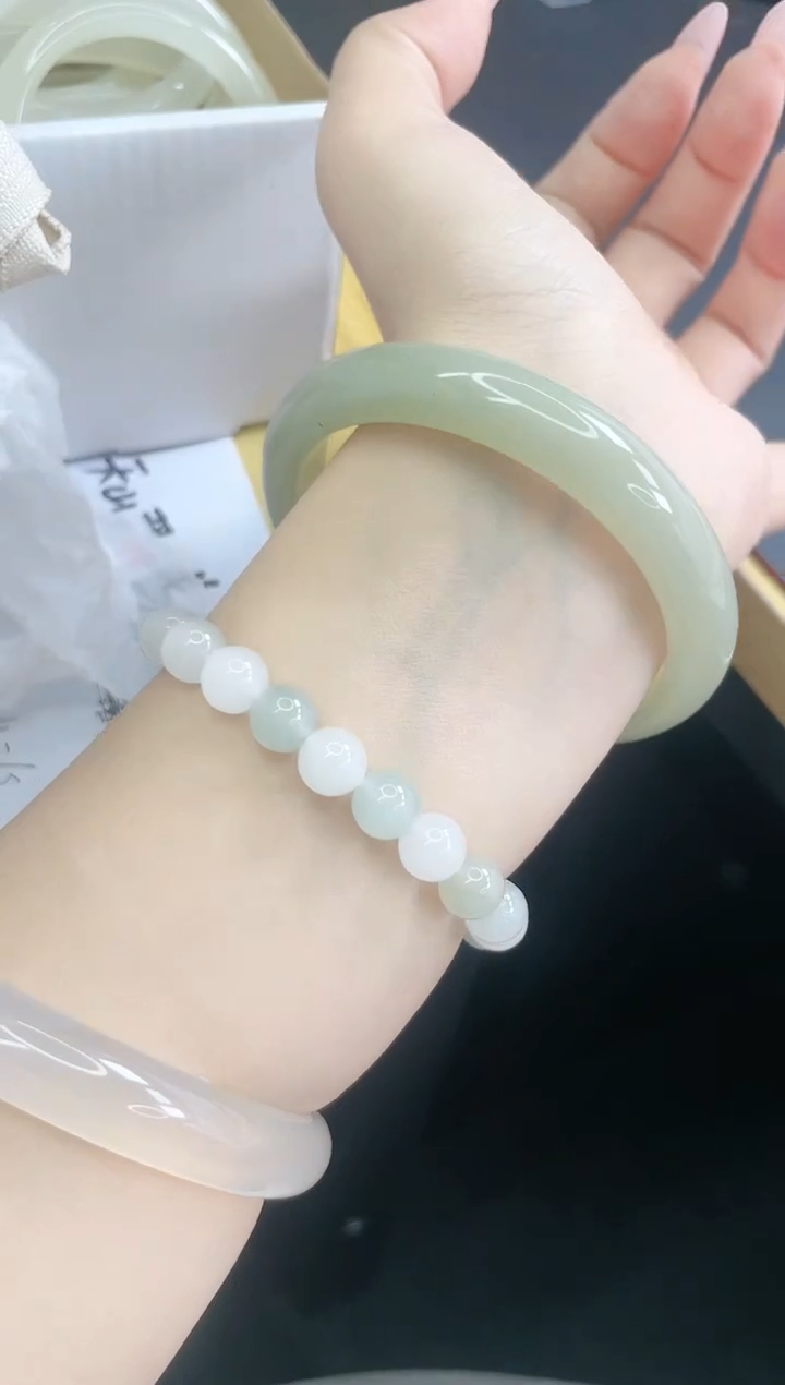 【闪购商品】石英质玉手镯未镶嵌86/62