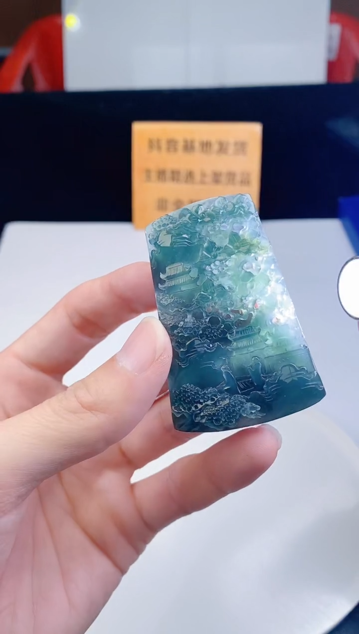 颈饰未镶嵌翡翠  