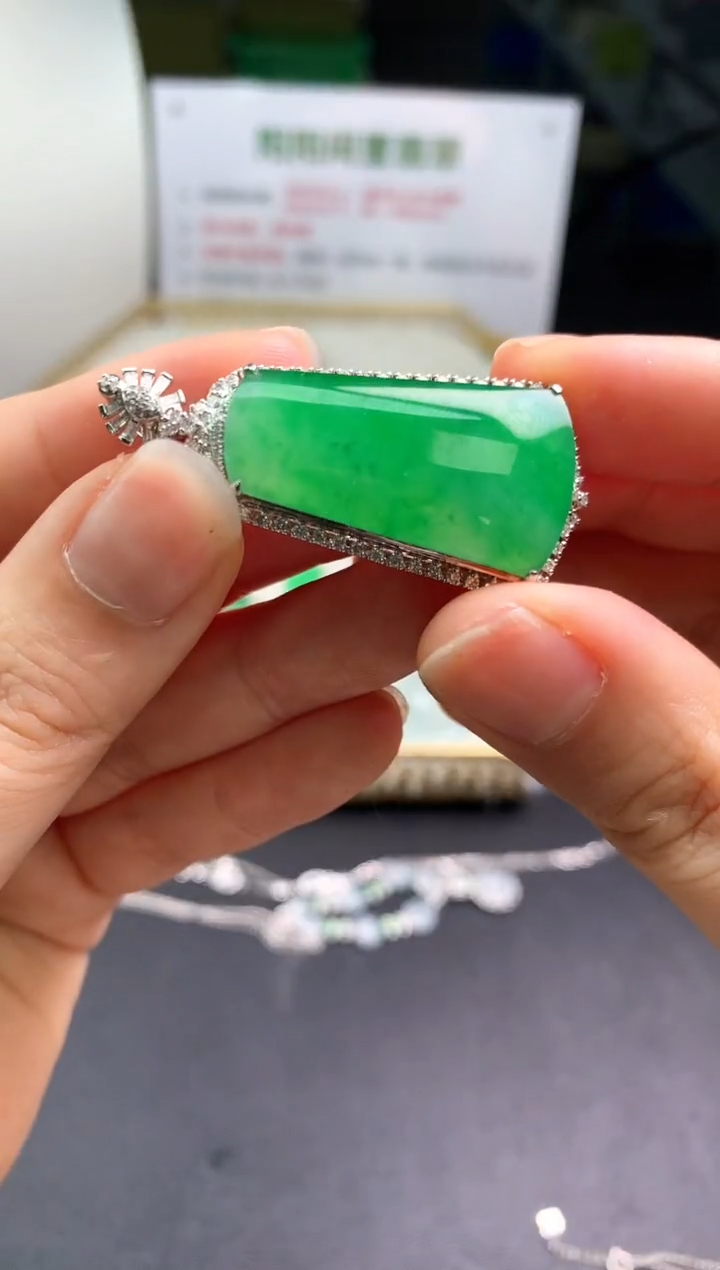 【闪购商品】翡翠吊坠(不含链)18K金镶嵌翡翠无事牌|不退不换