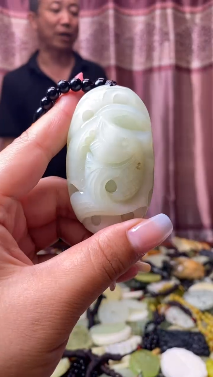 岫玉未镶嵌吊坠   