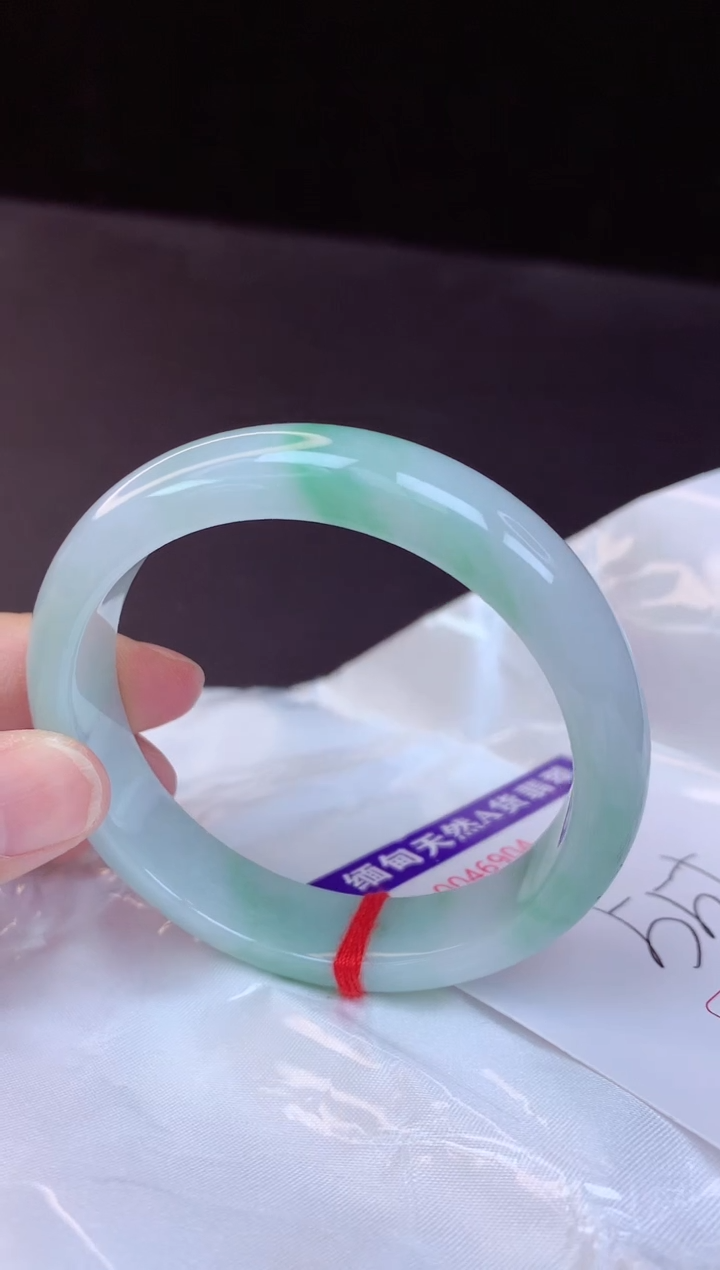 【闪购商品】翡翠手镯未镶嵌55+             