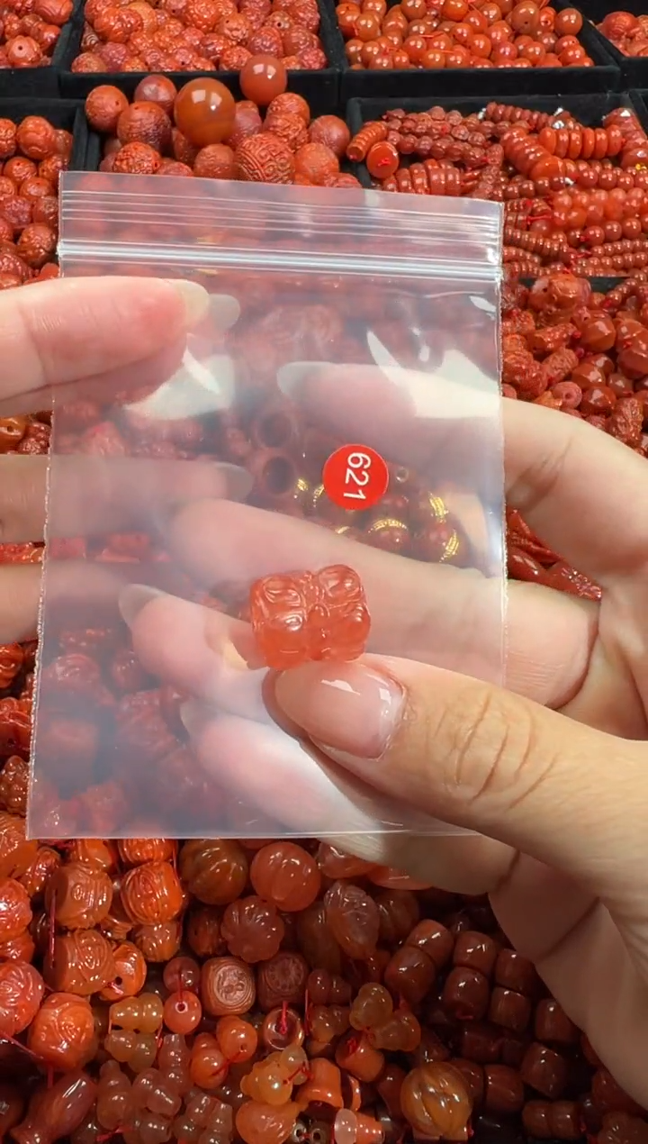 南红玛瑙未镶嵌颈饰1