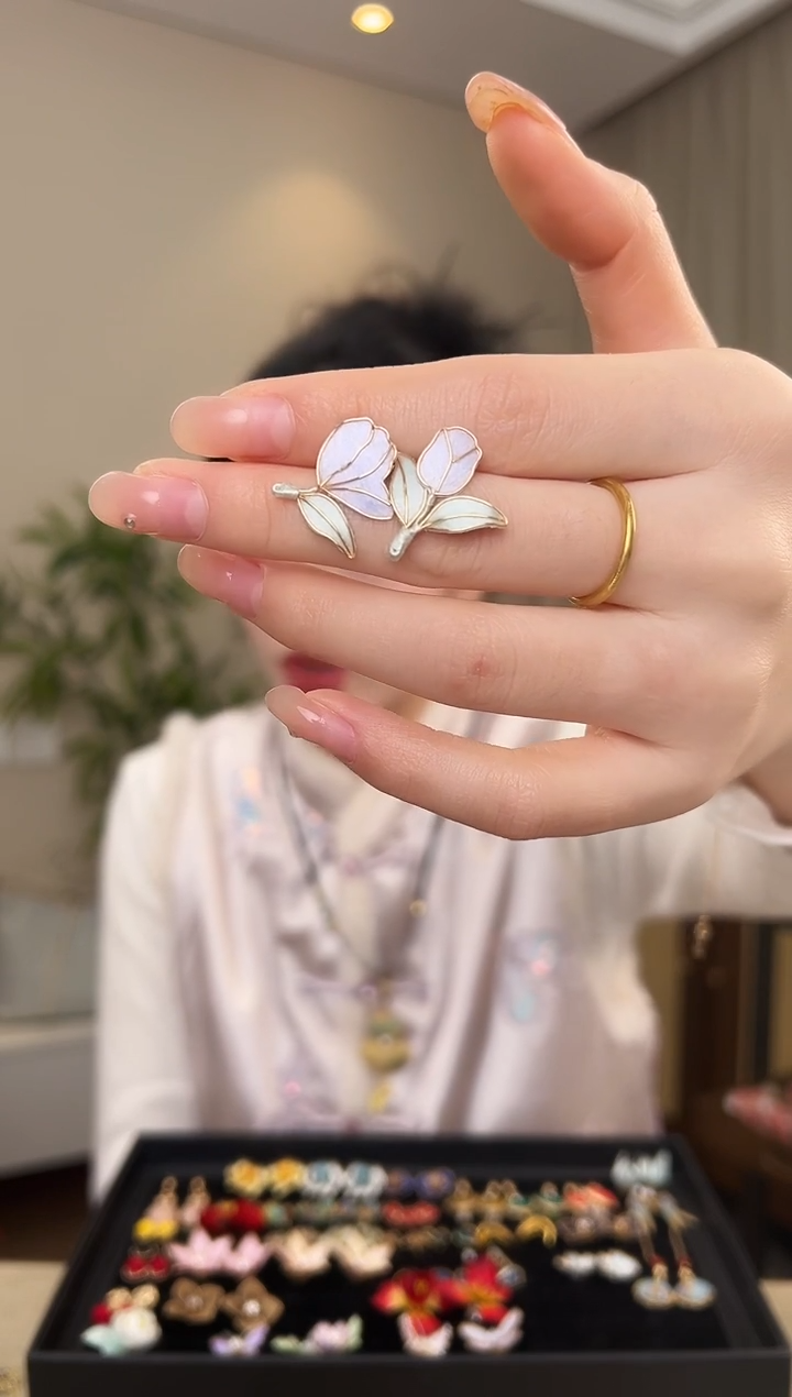 刺绣浅紫色郁金香耳钉