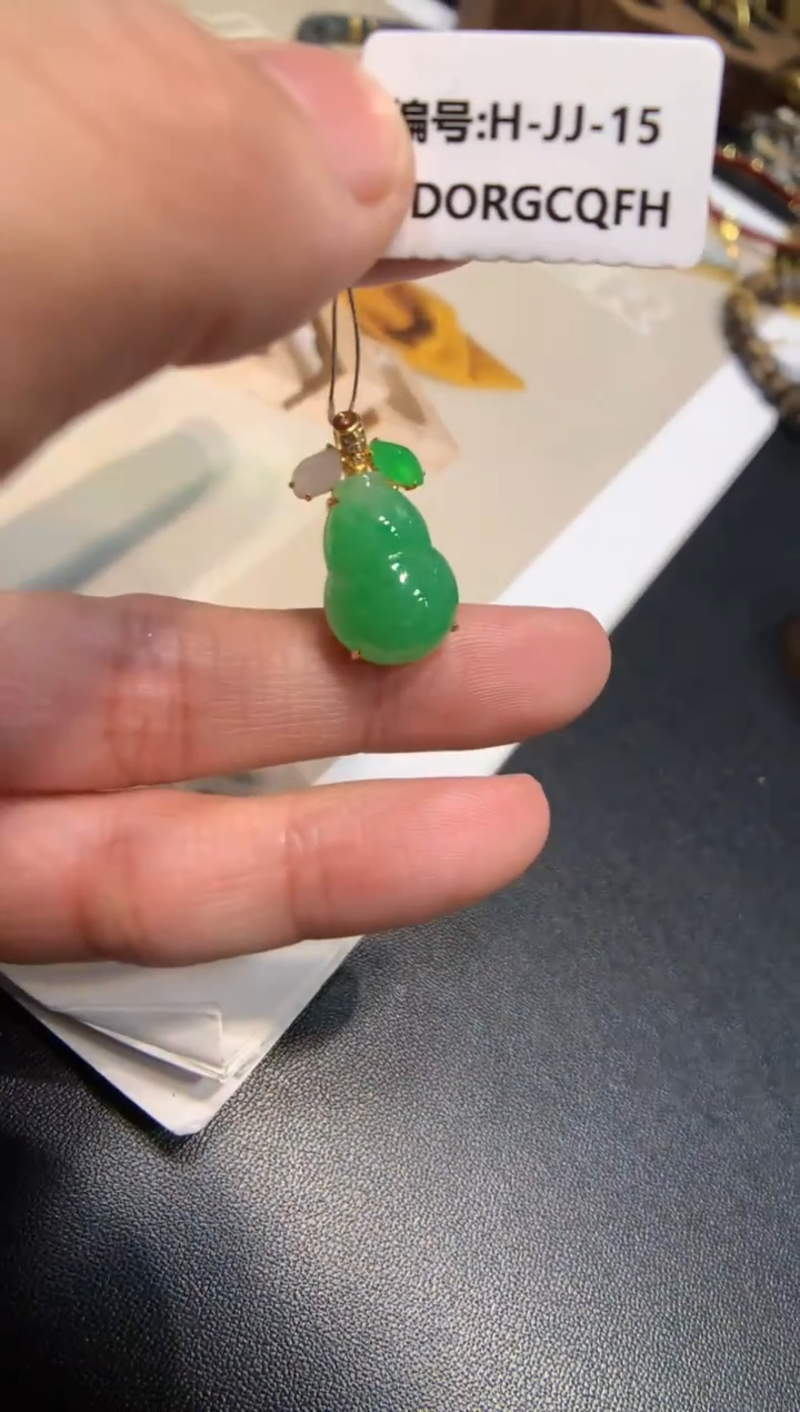 颈饰18K金镶嵌翡翠葫芦